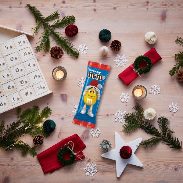 M&M's Crispy Mos Craciun baton cu miez din orez crocant in